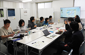 写真や地図で保護区やサンクチュアリの位置や環境を紹介