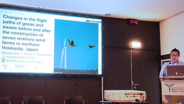 口頭発表する浦主任研究員