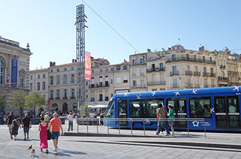 モンペリエの街並み。路面電車にツバメのシルエットがあしらわれていた