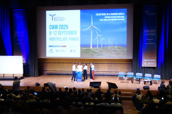 CWW2025会場。大会実行委員が開会式を始めるところ