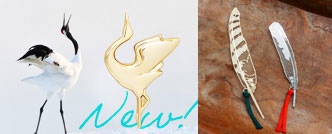 (左)「タンチョウ」の記念ブローチ<縁enishi>(右)カムイの羽根しおりセット